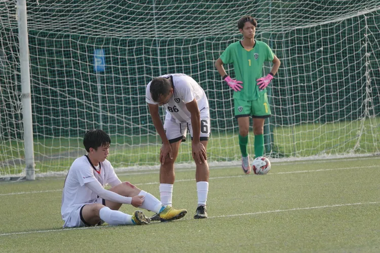 足球賽事也是激烈運動，常有球員不慎受傷。江孟謙攝