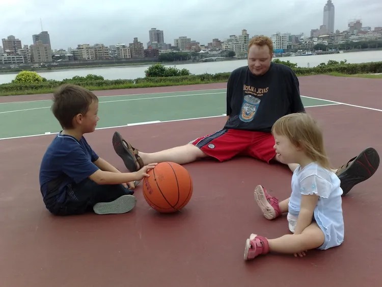 Johnni與兒女。Johnni提供