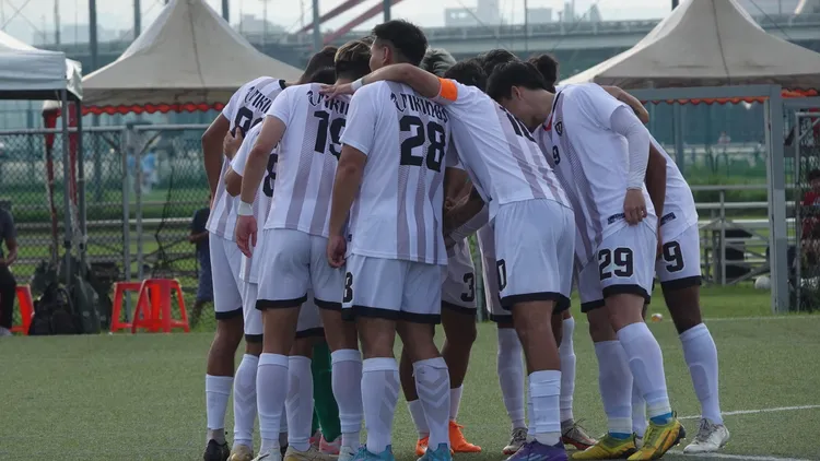 Johnni認為球隊中的孩子學業成績與球技一樣重要。江孟謙攝