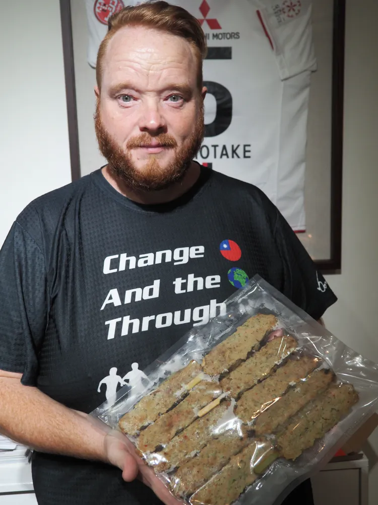 Johnni進行義賣支撐球隊，常常很早就起來做食物。Johnni提供