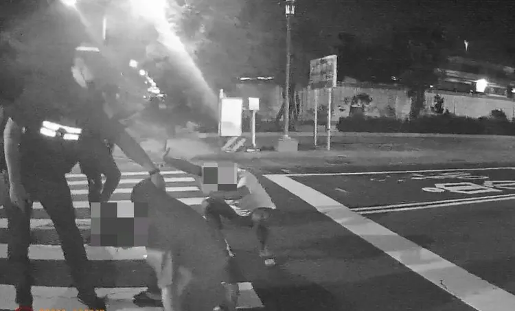 警方當場逮捕2嫌。讀者提供