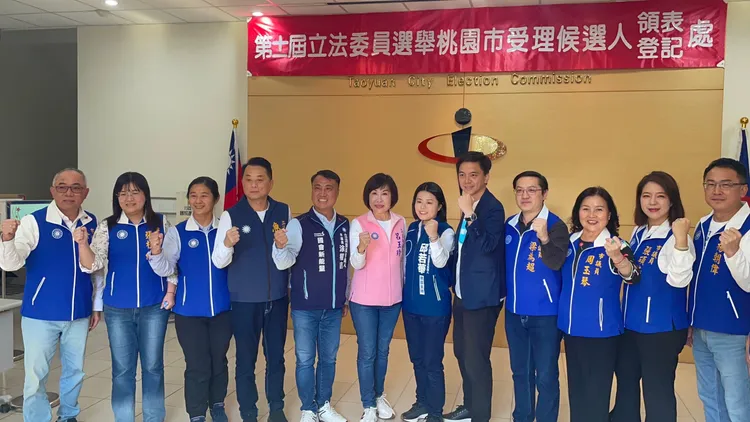 國民黨桃園立委候選人在市議會黨團聲援造勢辦理登記。張沛森攝
