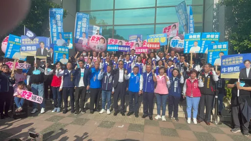 蓝军桃园6立委候选人登记造势 党部主委喊七喜:66大顺+总统7-UP