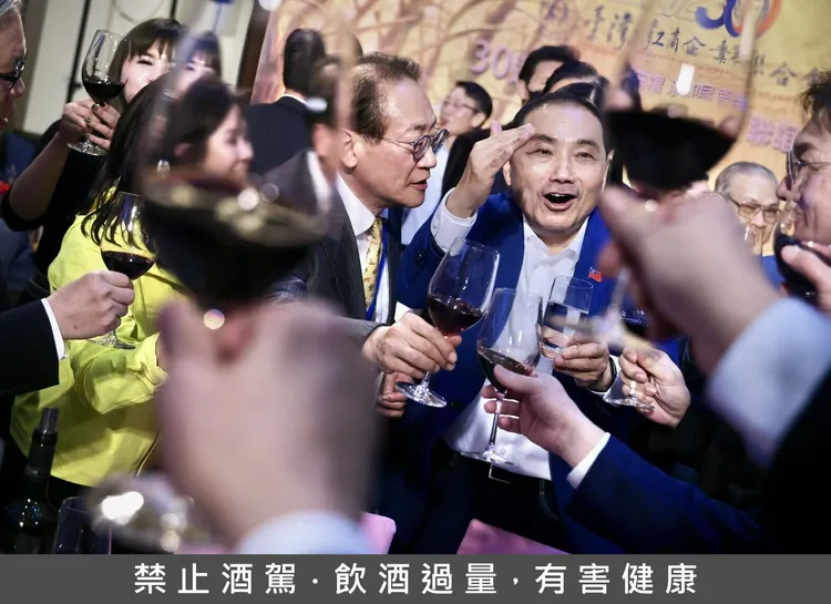 許顯榮陪侯友宜逐桌敬酒。林林攝