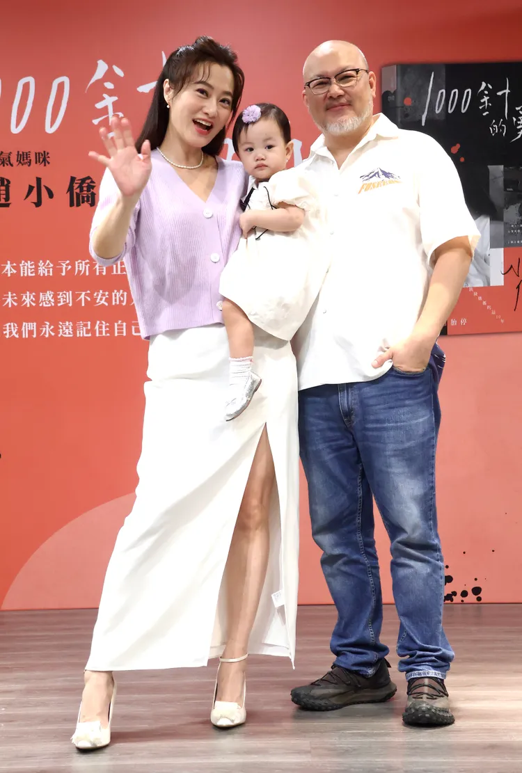 劉亮佐（右）和趙小僑帶著典典寶寶出席新書發布會。彭欣偉攝
