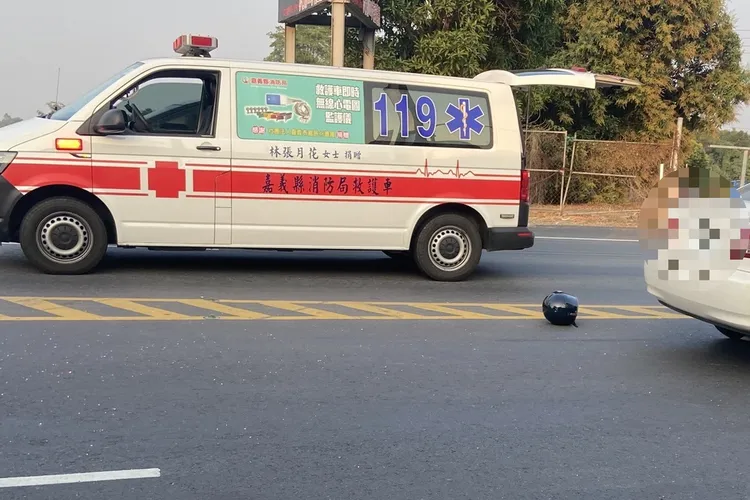 騎士倒地處與安全帽相距約4、5公尺。民眾提供