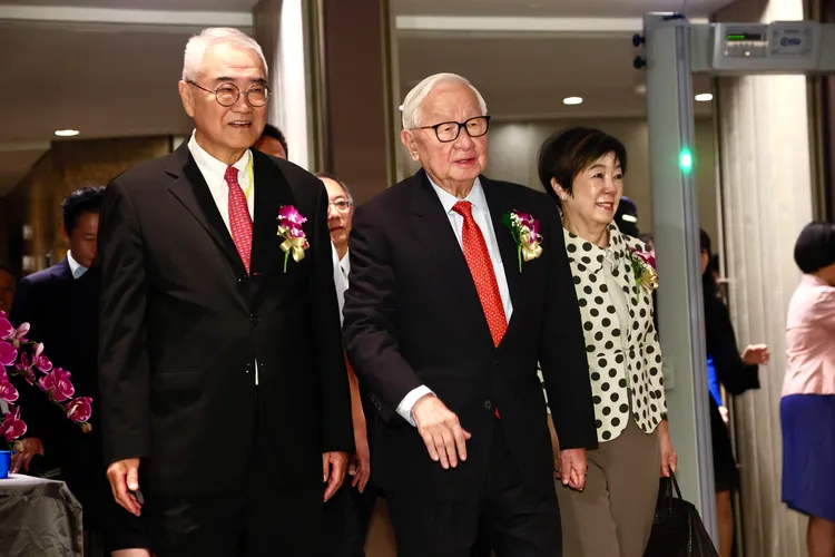 張忠謀(右2)獲得第一屆李國鼎獎，與太太張淑芬(右1)出席頒獎典禮。彭欣偉攝