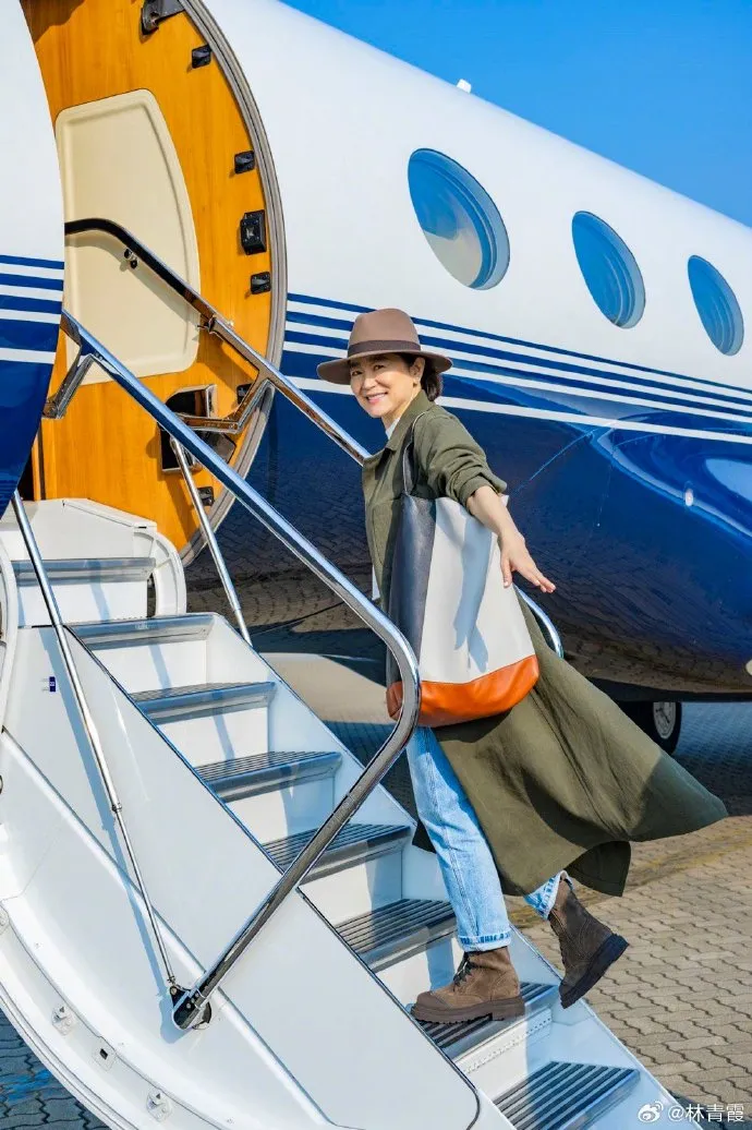 林青霞俏皮和私人飛機合照。翻攝林青霞微博