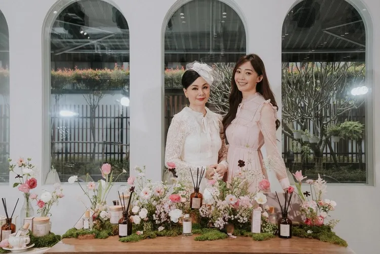 王心恬（右）透露媽媽（左）最近要她考慮別生小孩了。翻攝王心恬IG