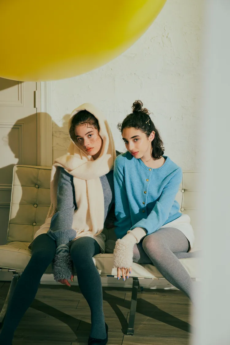 蓬鬆寬袖短版開襟外套擁有愛心鈕釦的細節設計。品牌提供