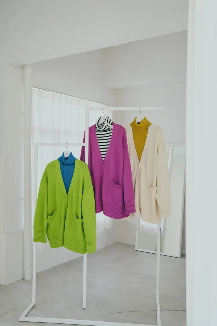 長版V領針織外套具備寬鬆輪廓，各5280元。品牌提供