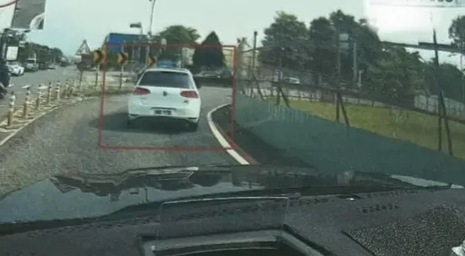 「轉彎專用道」沒打方向燈　她被罰1200元傻眼！網友全喊太扯