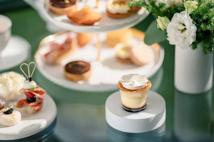 台北萬豪酒店 x EVE LOM「金緻悅己·伊芙莊園」聯名下午茶「香草舒芙蕾布丁」。業者提供