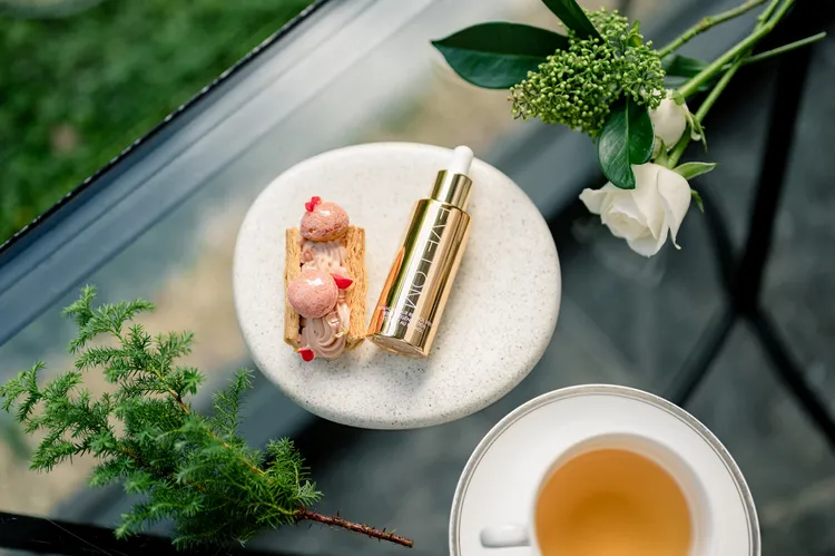 台北萬豪酒店 x EVE LOM「金緻悅己·伊芙莊園」聯名下午茶「玫瑰草莓聖多諾黑」。業者提供