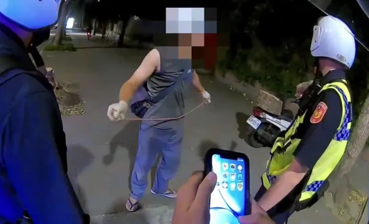 警方到場依現行犯逮人。翻攝畫面