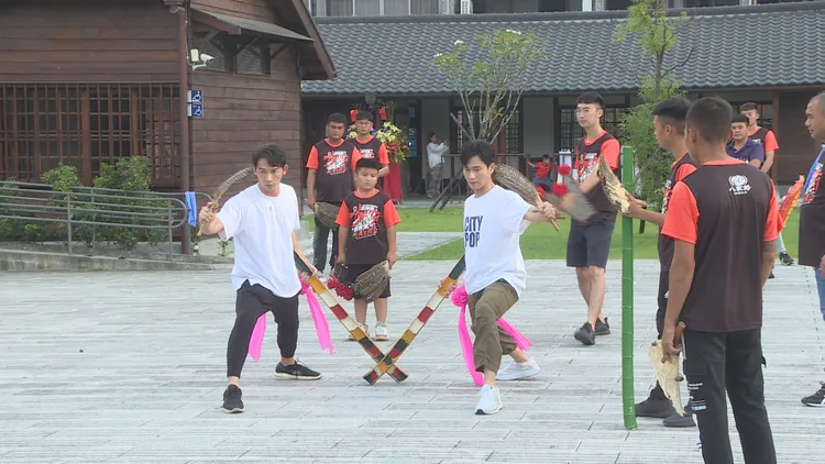 溫昇豪、劉冠廷體驗藝陣文化「什家將」。民視提供