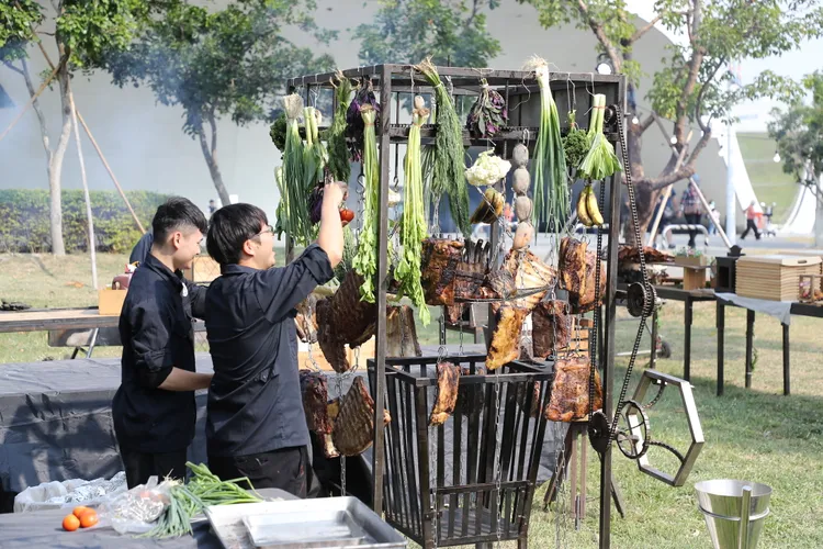 直火烤肉以開放式廚房超吸睛。觀光局提供