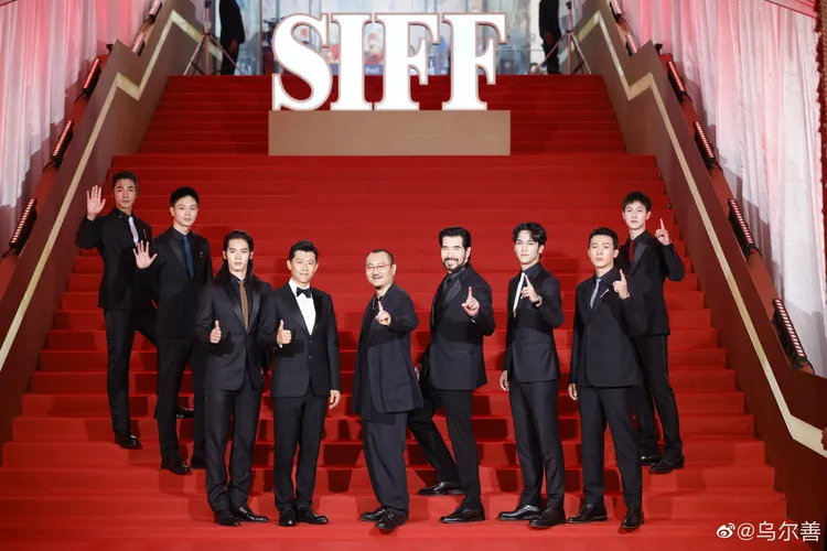 烏爾善（中）拍了《封神》三部曲，今年上映第一部，率眾位型男演員亮相。翻攝烏爾善微博