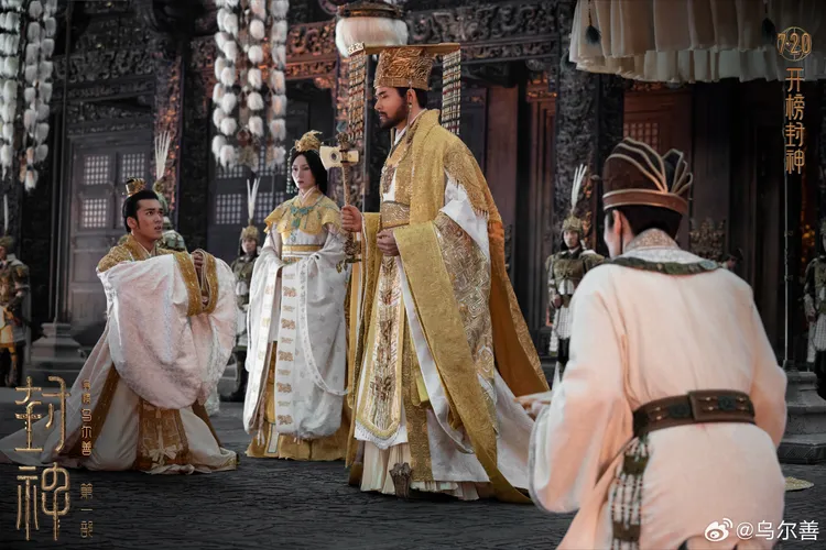 陳牧馳（左）在《封神第一部：朝歌風雲》飾演「殷紂王」費翔的太子殷郊。翻攝烏爾善微博