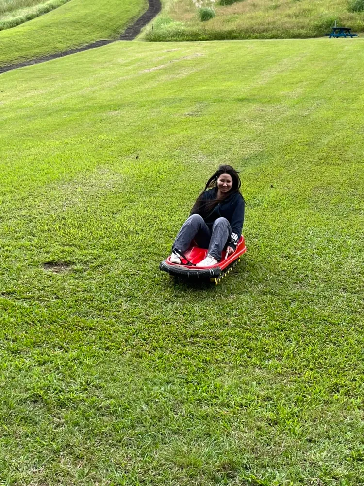 木柵福德坑滑草場是假日人氣景點之一。環保局提供