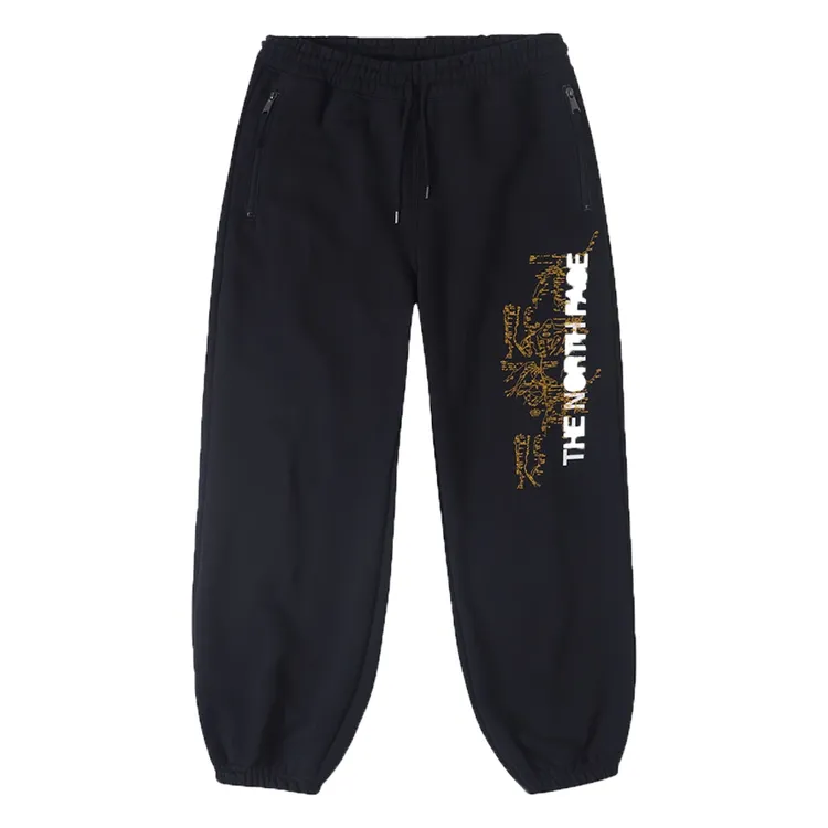 UE男款黑色舒適保暖彈力褲腰休閒運動長褲，4380元。品牌提供