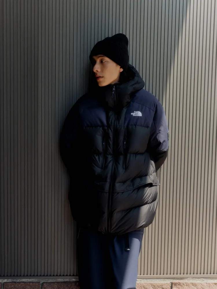 羽絨外套以900蓬鬆度鵝絨填充兼具輕量與保暖。品牌提供