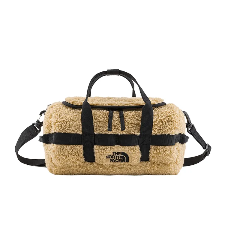 UE男女款卡其色背提兩用設計休閒單肩包，2880元。品牌提供