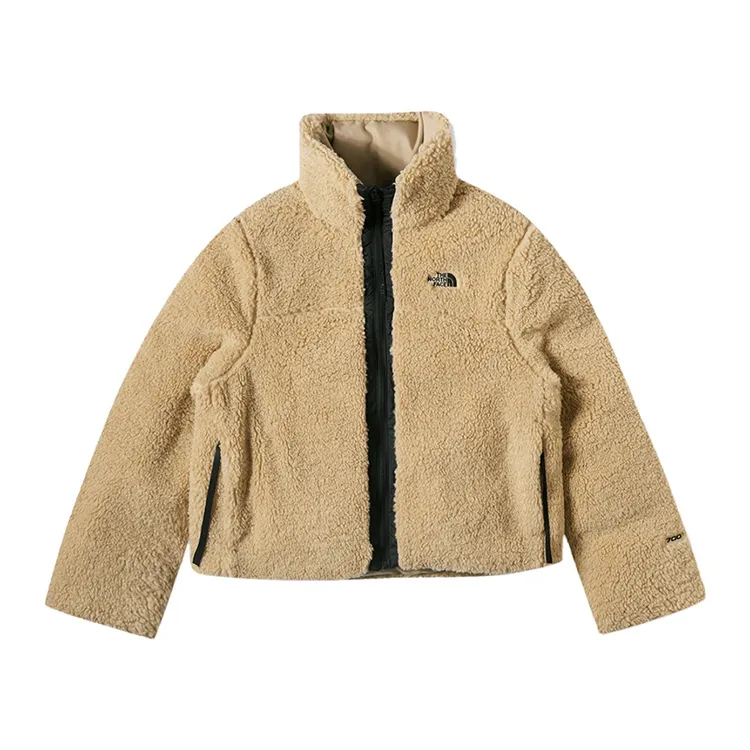 UE女款卡其色防潑水保暖舒適兩面穿羽絨外套，1萬8380元。品牌提供