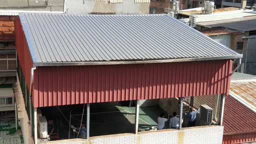 張慶忠家頂樓違建打高爾夫! 他帶球桿嗆張智倫「新北媽寶」:出來打球