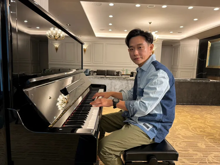 陳家逵8點檔演出，被封為國民小舅舅，私底下更是鋼琴彈奏高手。民視提供