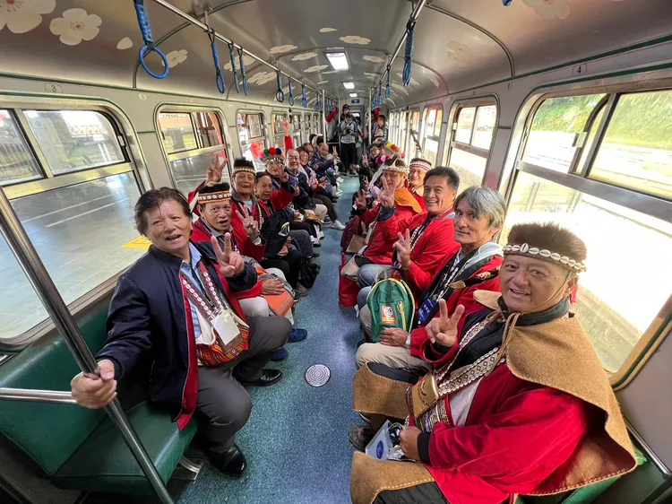 搭乘迎賓列車前往祝山車站。林鐵及文資處提供