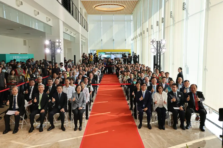 中央、地方、產業、學界等百位貴賓共同見證「淨零學院」成立。市府提供