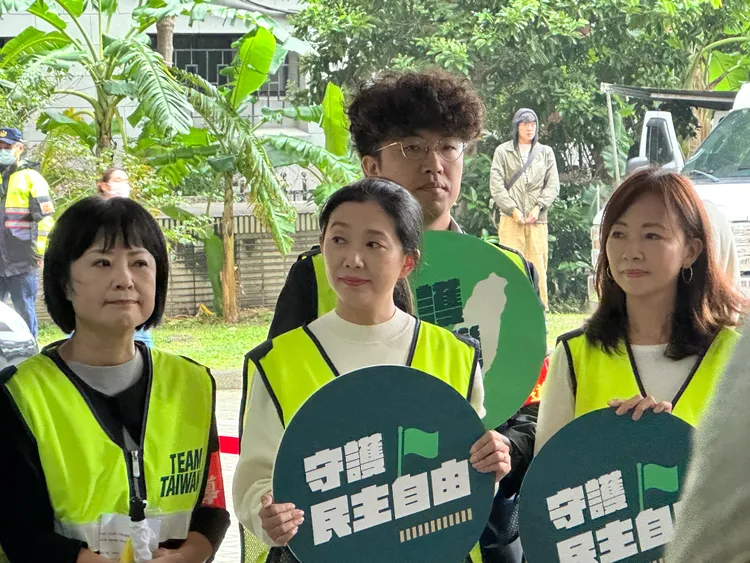 左起分別為位列第一名的靖娟基金會執行長林月琴、第三名的還我特色公園聯盟理事長張雅琳、第二名的黑熊學院創辦人沈伯洋與「萬老師」郭昱晴。潘袁詩羽攝