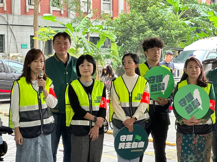 不分區立委提名人身著導護志工背心。潘袁詩羽攝