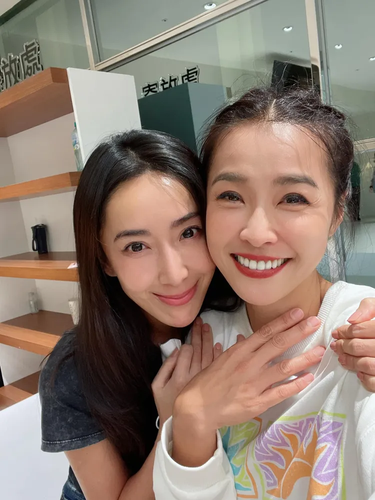 隋棠到屏東欣賞小嫻演出，2人開心合照。翻攝小嫻臉書