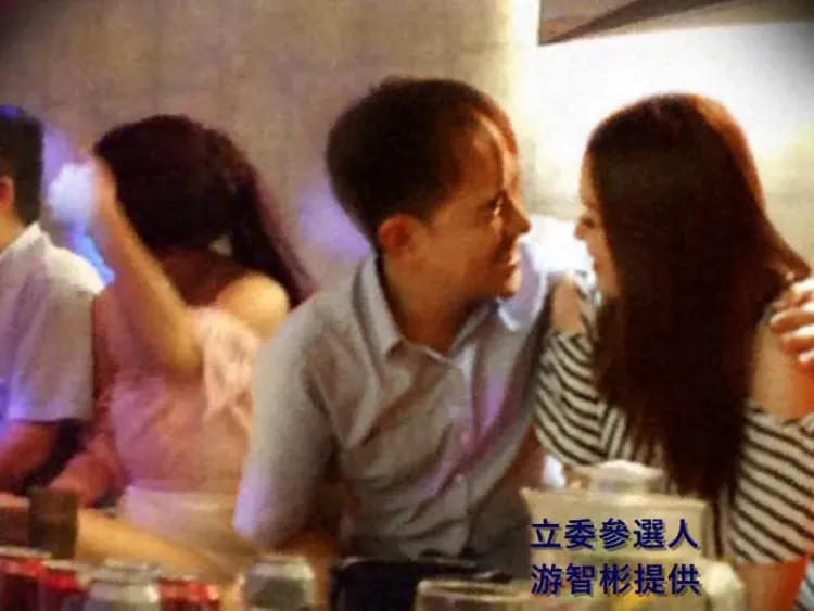 民進黨組織部主任林正鴻摟著酒店女子，相視而笑。翻攝自游智彬臉書