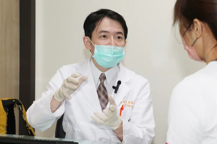 張耕閤醫師建議，民眾若持續有鼻水倒流和鼻腔異味等症狀超過一個月以上，應接受詳細檢查。院方提供