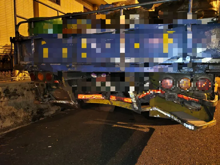 被追撞的大貨車。民眾提供