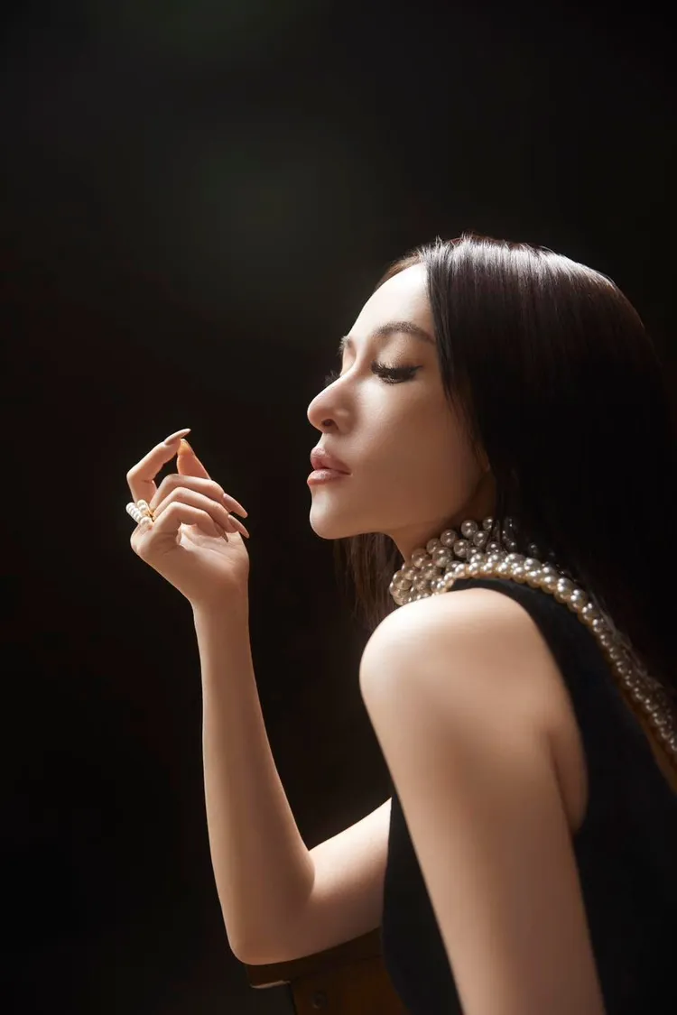 蕭亞軒在臉書分享多張此造型先前未公開的美照。翻攝蕭亞軒臉書