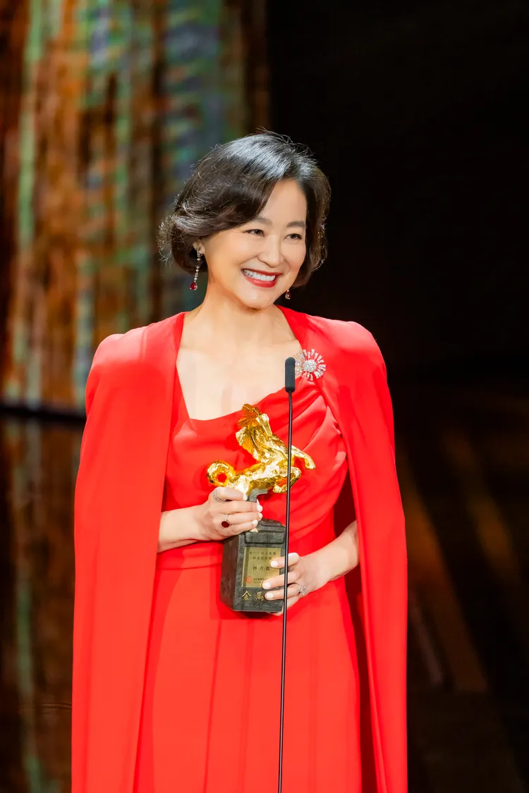 林青霞佩戴私藏的卡地亞珠寶，展現優雅氣韻。金馬執委會提供