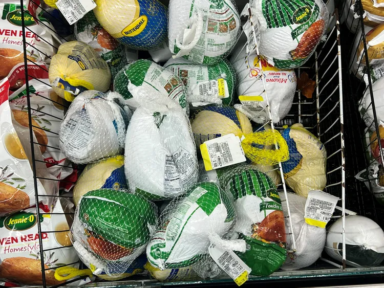 芝加哥一間商場22日位感恩節販售冷凍火雞。路透社