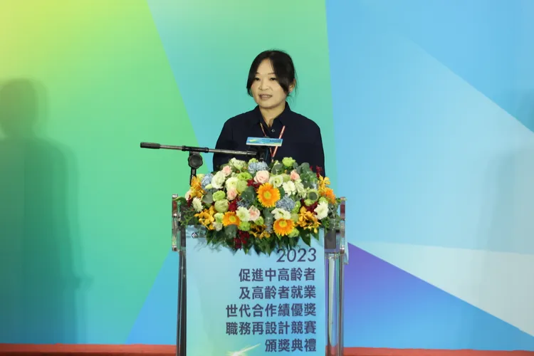 台灣無印良品公司人資總務部長林欣韻，分享該公司進用中高齡人力的經驗。勞發署提供