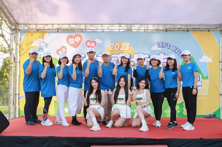 永達保經李嘉梵副總(二排中) 帶領永達中區長官與貴賓出席永達公益健走活動。