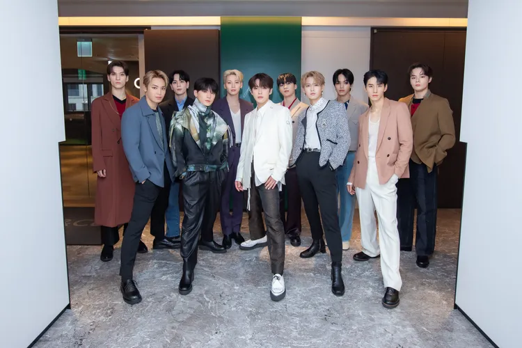 JO1隊長與那城獎（前排左）很常跟鶴房汐恩（後排右）去夾娃娃。大鴻藝術提供