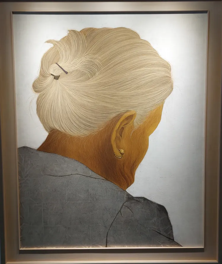 鍾舜文以工筆細繪祖母根根白髮，畫風如照相寫真。凃建豐攝