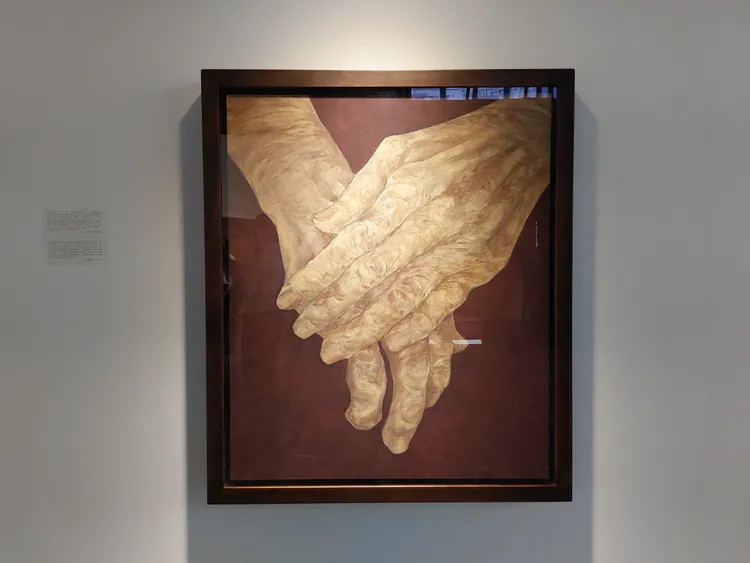 鍾舜文以工筆細繪祖母雙手皺紋，畫風如照相寫真。凃建豐攝