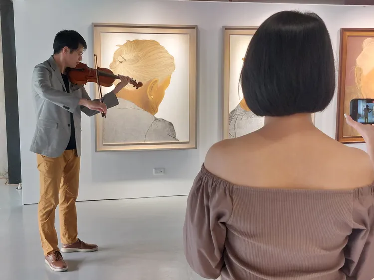 鍾舜文先生小提琴家蔡宗言現場演奏。凃建豐攝