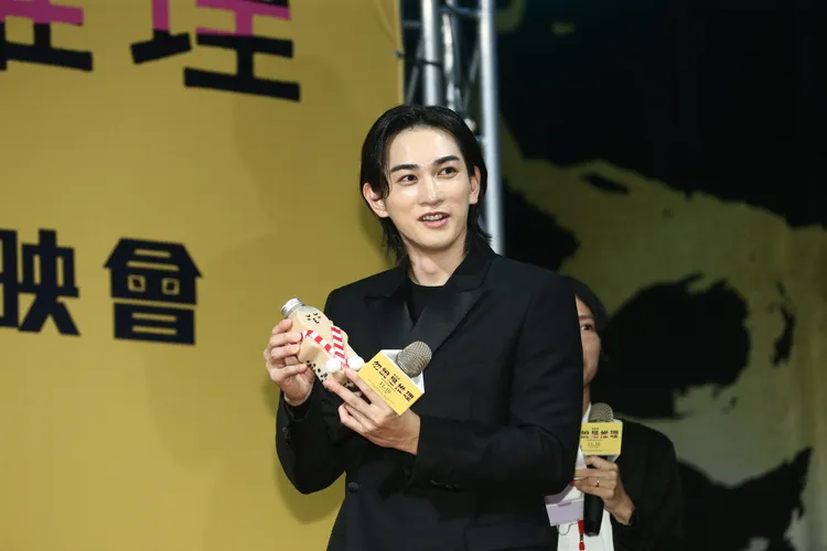 町田啓太很想喝雪人造型的珍珠奶茶。攝影中心攝