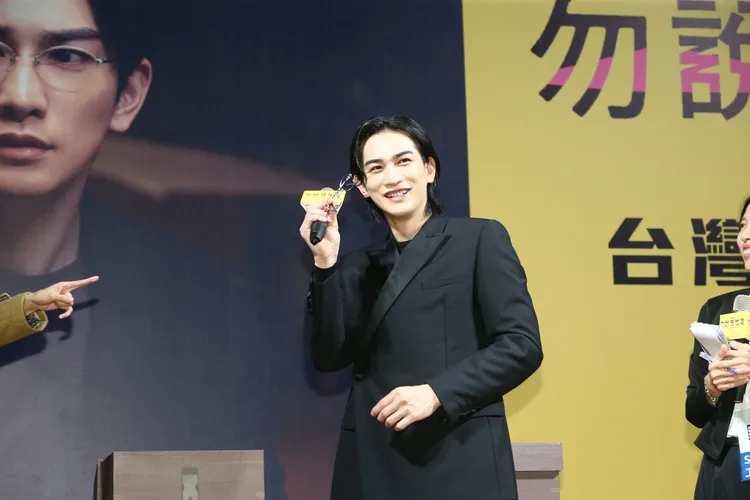 町田啓太片中戴著眼鏡。攝影中心攝