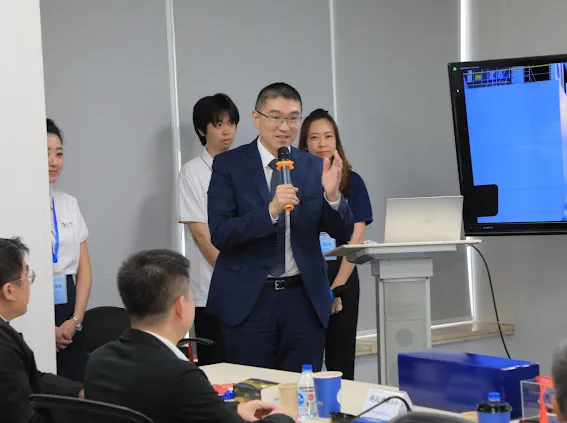 基隆市長謝國樑（中）經過考察交流，認為七堵將是航運總部專區最適合地點。市府提供